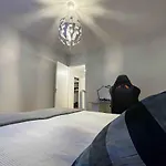 One-bedroom With Free Parking דירה
