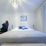 One-bedroom With Free Parking דירה *