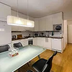 דירה One-bedroom With Free Parking