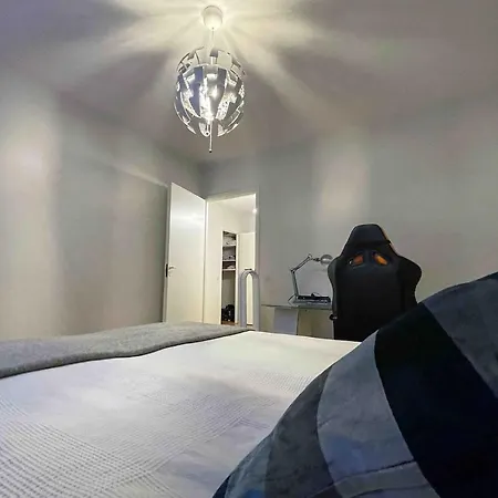 One-bedroom With Free Parking Apartman