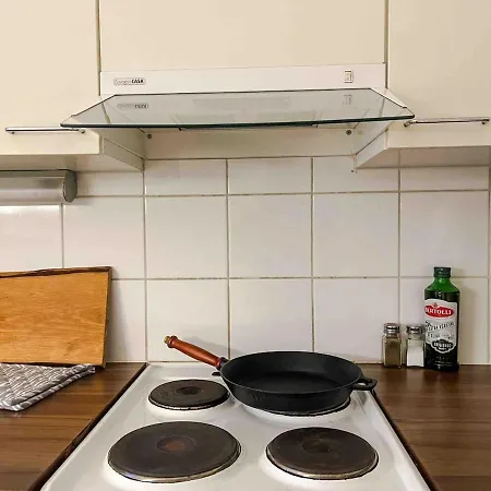 One-bedroom With Free Parking Apartman