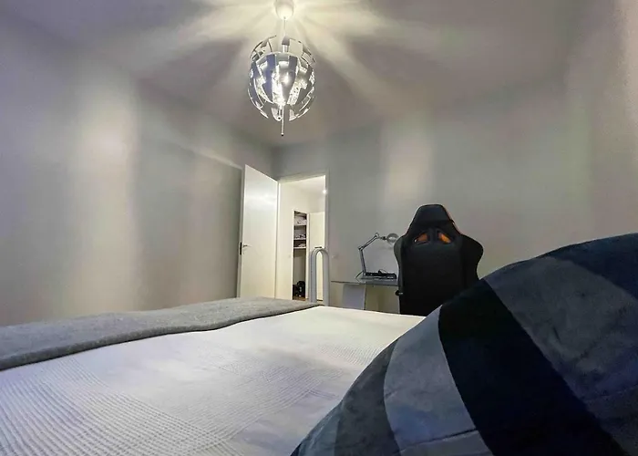 One-bedroom With Free Parking شقة